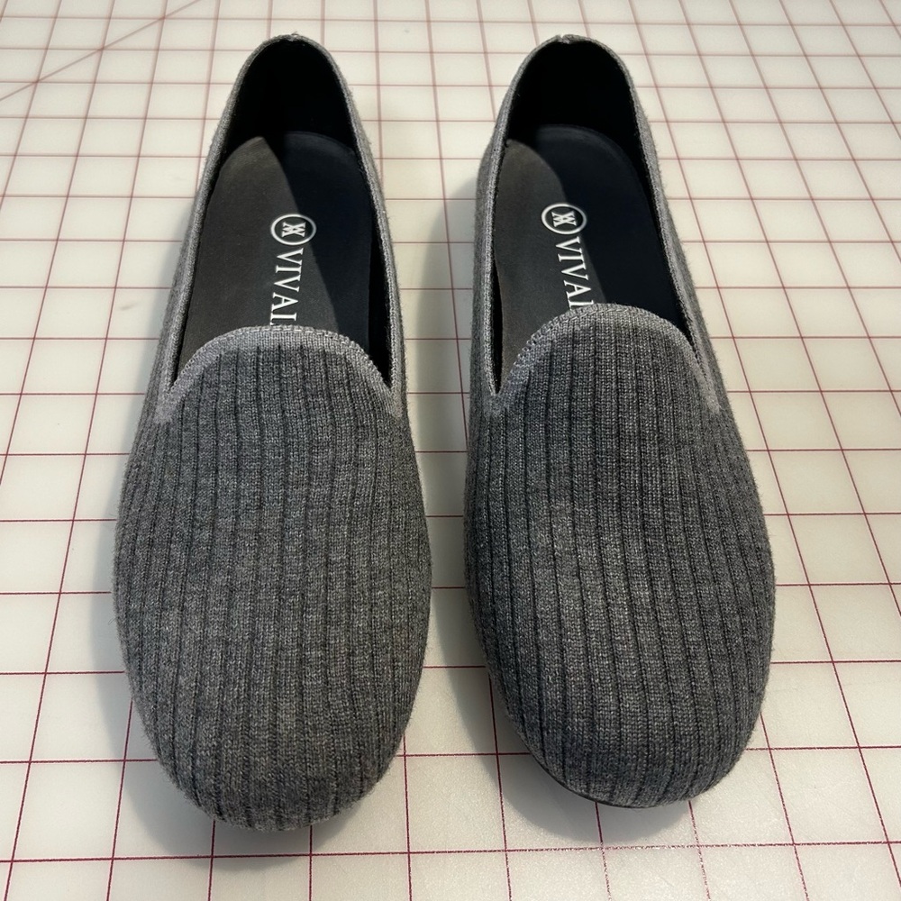 Like new gray Vivaia flats, ribbed knit fabric, sz 8 comfy, perfect for Fall